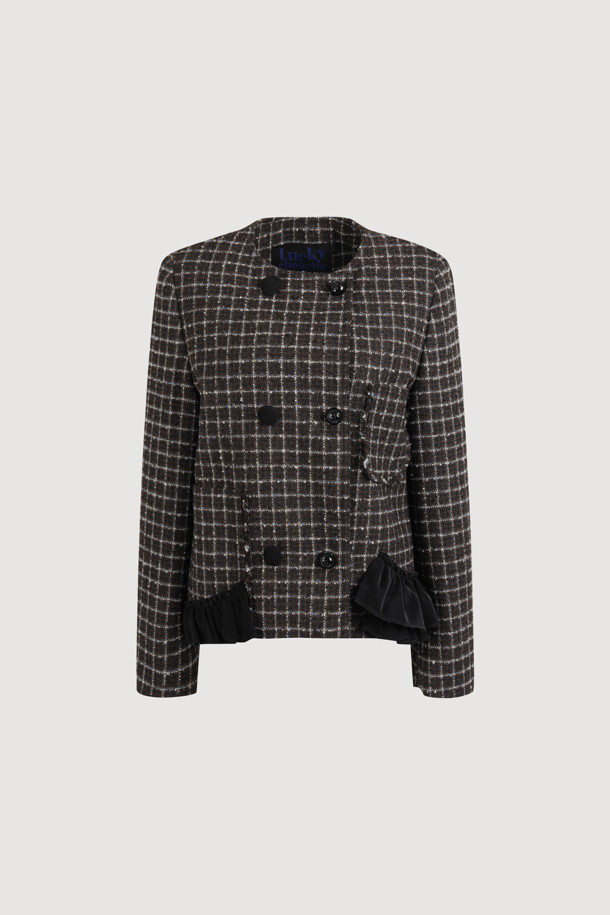 세련된 분위기를 연출하는 라운드넥 트위드 재킷 (멀티 컬러)입니다. 울과 캐시미어 혼방 소재로 제작되어 부드러운 촉감과 두꺼운 두께감으로 따뜻함을 선사합니다. 클래식하고 엘레강스한 무드를 자아내는 체크 패턴과 금속 단추, 프릴 디테일, 비대칭 디자인이 돋보입니다. 넉넉한 루즈핏으로 편안하게 착용 가능하며, LUCKY 로고 패턴 안감이 고급스러움을 더합니다. 봄, 가을 시즌 모임룩, 데이트룩, 오피스룩 등 다양한 TPO에 활용하여 시크하고 미니멀한 스타일을 완성해보세요.
