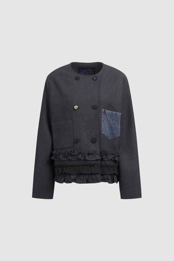 네이비 색상의 No Collar 크롭 더블 재킷입니다. 여성 의류로, 캐주얼, 미니멀, 클래식 스타일을 연출하기 좋습니다. 데이트룩에 잘 어울리며, 봄, 가을에 착용하기 적합합니다. 데님 포켓 디테일과 밑단 프릴 장식이 돋보이며, LUCK 로고 패턴 안감으로 포인트를 더했습니다. 일자핏의 크롭 기장으로, 트렌디한 스타일을 완성해보세요.
