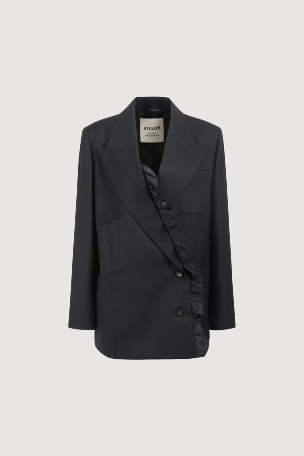 [Re-Order][아뜰리에] 프릴 디테일 테일러드 재킷 (블랙)은 가을과 겨울, 오피스룩, 출근룩, 모임룩에 어울리는 여성용 테일러드 재킷입니다. 클래식하고 엘레강스한 스타일을 연출하며, 세미 Y실루엣 핏과 힙 기장으로 세련된 핏을 선사합니다. 울 소재의 두꺼운 두께감과 단단한 촉감으로 고급스러움을 더했으며, 빅 사이즈 카라와 프릴 디테일, 아틀리에 자수, ATELIER 로고 패턴 안감 등 섬세한 디자인이 돋보입니다. 긴 소매와 어깨 패드, 셔링 디테일, 스트라이프 소매 안감으로 완성도를 높인 블랙 컬러의 무지 재킷입니다.
