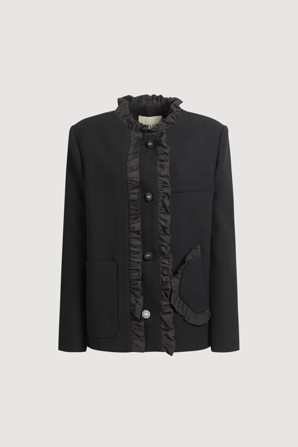 [Atelier] 라운드넥 프릴 트위드 재킷 (블랙)은 가을과 겨울, 당신의 우아함을 돋보이게 해 줄 여성용 아우터입니다. 클래식하고 우아한 스타일을 강조하며, H라인 핏과 톤온톤 블랙 컬러로 시크한 매력을 더합니다. 울 소재에 두꺼운 두께감으로 따뜻함을 선사하며, 라운드넥과 프릴 디테일이 여성스러운 포인트를 더합니다. 어깨 패드, 셔링 디테일, 비대칭 포켓, 로고 패턴 안감, 스트라이프 소매 안감 등 섬세한 디테일이 돋보이는 이 재킷은 오피스룩, 모임룩, 연말 모임룩까지 폭넓게 활용 가능합니다.
