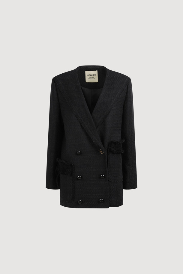[Atelier] 세일러 트위드 재킷 (블랙)은 클래식과 유니크 스타일을 동시에 느낄 수 있는 여성용 아우터입니다. 봄, 가을에 어울리는 중간 두께감의 트위드 소재로 제작되었으며, 세일러 카라 디자인과 블랙 컬러가 시크한 분위기를 연출합니다. 힙 기장의 레귤러핏 싱글 버튼 자켓으로, 니트 프릴 디테일과 포켓 수술 장식이 돋보입니다. [Atelier] 로고 패턴 안감과 금속 로고 버튼이 고급스러움을 더하며, 데이트룩, 오피스룩, 모임룩 등 다양한 TPO에 활용하기 좋습니다.
