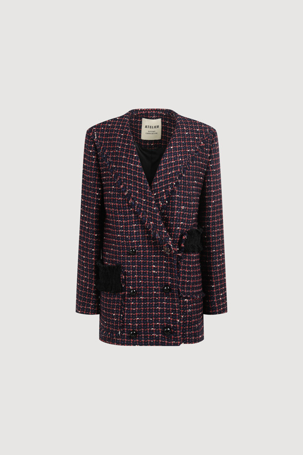 [Atelier] 세일러 트위드 재킷 (네이비)는 여성스러운 무드를 자아내는 트위드 재킷입니다. 세일러 카라와 니트 프릴 디테일이 돋보이며, 힙 기장의 레귤러 핏으로 제작되었습니다. 네이비 컬러의 트위드 소재는 클래식하면서도 유니크한 스타일을 연출하며, 싱글 버튼 여밈과 금속 로고 버튼으로 고급스러움을 더했습니다. 안감은 ATELIER 로고 패턴으로 마감되었으며, 포켓 수술 장식이 포인트입니다. 데이트룩, 오피스룩, 모임룩에 모두 잘 어울리는 아이템입니다.
