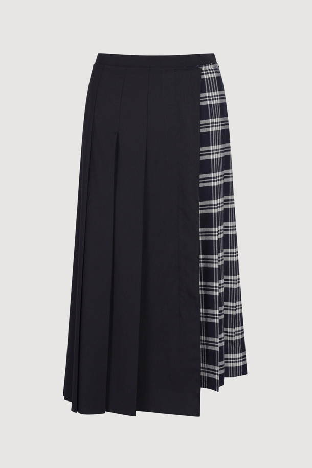 머테리얼 믹스 플리츠 롱 스커트 (멀티 컬러)는 체크와 솔리드 패턴을 믹스하여 캐주얼하면서도 세련된 스타일을 연출합니다. 블랙과 네이비 두 가지 색상으로 출시되어 다양한 상의와 매치하기 용이하며, 겨울철 데일리룩에 활용하기 좋습니다. 옆 지퍼 여밈과 앞 슬릿 디테일이 편안한 착용감과 활동성을 제공합니다. 플리츠 핏의 롱 스커트로 클래식하고 미니멀한 무드를 더해줍니다.
