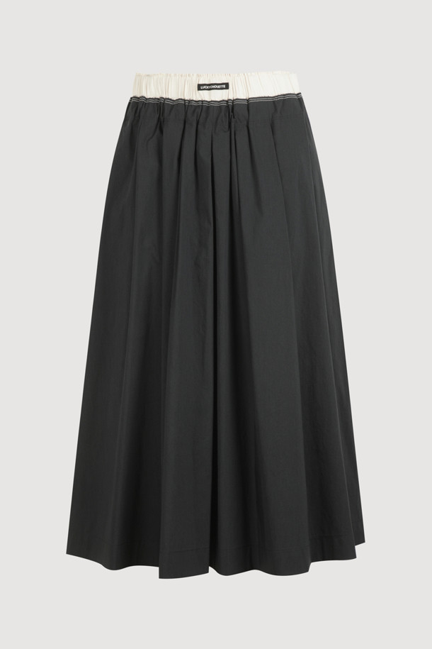 부드러운 면 소재로 제작되어 편안한 착용감을 선사하는 Pleats Banding Long Skirt (다크 네이비)입니다. 허리 밴딩과 A라인 & 플리츠 디자인으로 캐주얼하면서도 베이직한 스타일을 연출하며, 얇은 두께감으로 봄, 여름, 가을 시즌에 활용하기 좋습니다. 바이오 가공 처리와 허리 배색, 로고 테이프 디테일이 돋보이는 여유핏 롱스커트입니다.
