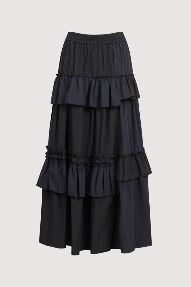 프릴 포인트 밴딩 롱 스커트 (black)는 유니크하면서도 클래식한 무드를 연출하는 여성용 스커트입니다. 얇은 두께감의 나일론 소재로 제작되어 사계절 내내 편안하게 착용 가능하며, A라인 핏으로 여성스러운 실루엣을 선사합니다. 허리 밴딩 디자인과 맥시 기장, 언밸런스 절개라인, 프릴 디테일이 어우러져 캐주얼하면서도 세련된 스타일을 완성합니다. 데이트룩, 카페룩, 여행룩 등 다양한 TPO에 활용할 수 있는 웨어러블 아이템입니다. 미니멀, 클래식, 캐주얼 스타일을 즐겨 입는 분들께 추천합니다.
