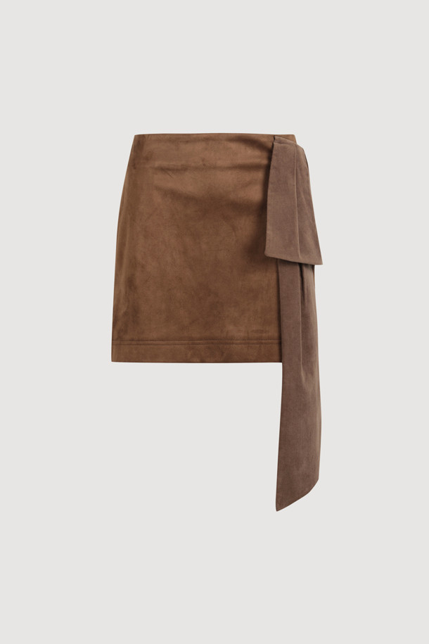 리본 포인트 스웨이드 미니 스커트 (브라운)는 가을, 겨울 시즌에 어울리는 여성용 미니스커트입니다. 부드러운 스웨이드 소재에 H라인 핏으로 클래식하고 유니크한 스타일을 연출합니다. 허리 라인의 벨벳 배색과 리본 디자인, 옆 라인 지퍼 디테일이 돋보입니다. 데이트룩, 겨울 데일리룩, 모임룩 등 다양한 TPO에 활용 가능하며, 오버사이즈 아우터와 매치하면 시크한 스타일을 완성할 수 있습니다.
