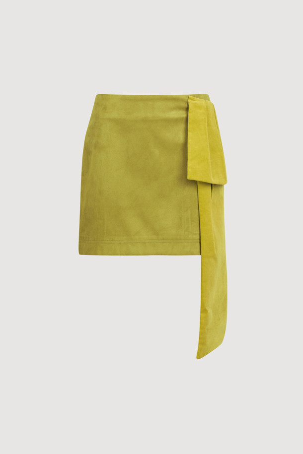리본 포인트 스웨이드 미니 스커트 (라임)는 부드러운 스웨이드 소재로 제작되어 봄, 가을에 착용하기 좋습니다. H라인 핏과 무지 패턴으로 클래식하면서도 유니크한 스타일을 연출하며, 데일리룩과 모임룩에 모두 잘 어울립니다. 라임 컬러와 벨벳 배색 포인트가 산뜻함을 더하고, 옆 지퍼 여밈으로 편안하게 착용할 수 있습니다. 오버사이즈 아우터와 코디하여 스타일리시한 룩을 완성해 보세요.
