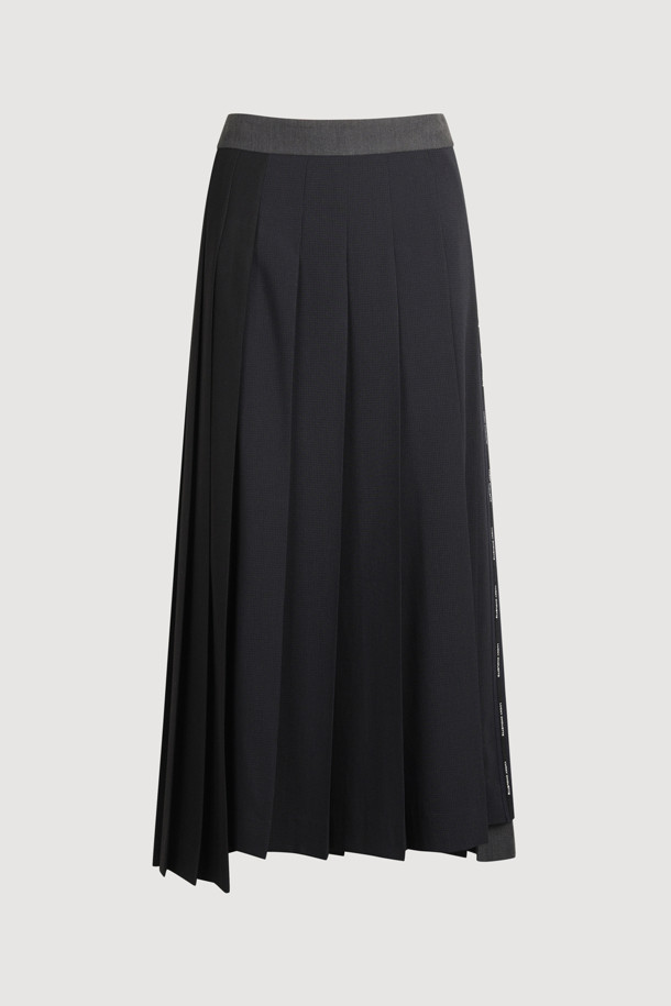 소재 믹스 플리츠 롱 스커트 (블랙)는 유니크하고 캐주얼한 스타일을 연출하는 여성용 스커트입니다. 옆 라인 지퍼와 레터링 테이프로 포인트를 더했으며, 언밸런스 기장과 세 가지 소재 믹스로 독특한 디자인을 완성했습니다. 맥시 기장의 플리츠 스커트로, 데이트룩, 쇼핑룩, 캐주얼, 미니멀, 시크 등 다양한 스타일을 소화할 수 있습니다. 사계절 내내 활용 가능한 블랙 컬러의 롱 스커트로, 매력적인 룩을 연출해 보세요.
