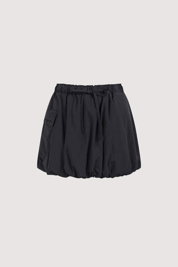 볼륨 패딩 미니 스커트(블랙)는 여성들을 위한 캐주얼 스타일의 겨울철 필수 아이템입니다. 톡톡한 두께감과 부드러운 촉감의 나일론, 스판덱스 혼방 소재로 제작되어 편안한 착용감을 선사합니다. A라인 핏과 볼륨감 있는 실루엣이 다리 라인을 더욱 돋보이게 하며, 허리 밴딩과 아웃포켓, 자수 디테일로 포인트를 더했습니다. 데이트룩, 모임룩, 미니멀, 클래식 등 다양한 스타일 연출이 가능하며 옆 라인 지퍼로 편안하게 착용할 수 있습니다. 무지 디자인의 블랙 컬러로 어떤 상의와도 쉽게 매치하여 스타일리시한 룩을 완성해 보세요.
