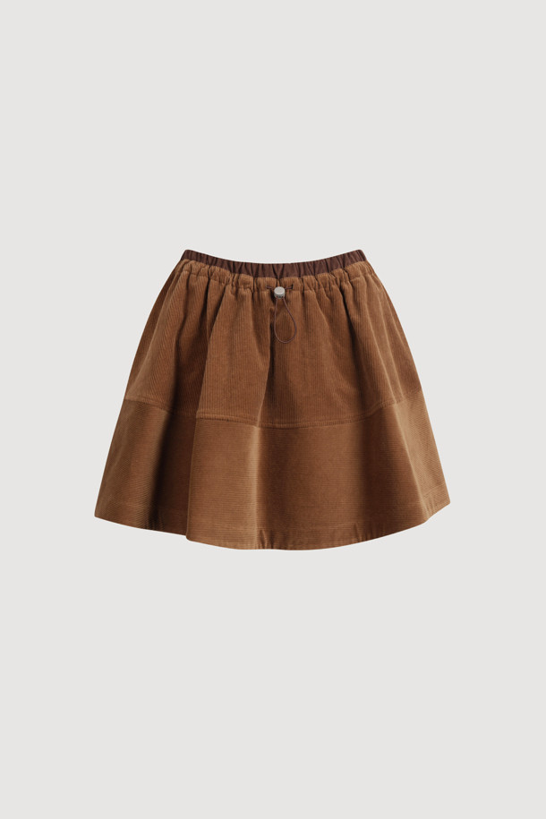 코듀로이 밴딩 미니 스커트(브라운)는 캐주얼, 클래식, 미니멀 스타일을 사랑하는 여성분들을 위한 아이템입니다. 가을, 겨울 시즌에 어울리는 A라인 핏의 미니스커트로, 허리 밴딩과 허리 스웨이드 배색 디테일이 특징입니다. 부드러운 코듀로이와 스웨이드 소재가 따뜻하고 포근한 느낌을 선사하며, 루즈핏 디자인으로 편안한 착용감을 제공합니다. 데이트룩이나 모임룩으로 여성스러우면서도 스타일리시하게 연출해보세요. 볼륨감 있는 실루엣으로 다리가 더욱 길어 보이는 효과를 줍니다.
