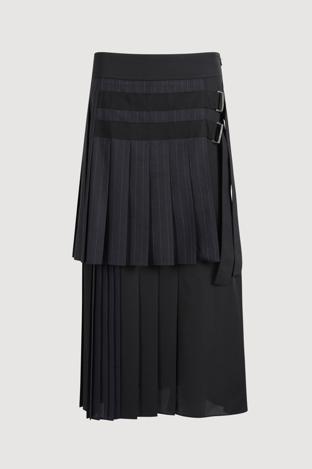 다채로운 매력의 멀티 컬러가 돋보이는 Material Mix 플리츠 롱 스커트입니다. 세 가지 소재를 믹스하여 독특한 질감과 스타일을 연출하며, 옆 라인 지퍼와 옆 밑단 슬릿 디테일로 편안함과 세련미를 더했습니다. 전체 플리츠 디자인과 스트라이프 & 솔리드 패턴의 조화는 클래식하면서도 스타일리시한 무드를 선사합니다. 데이트룩, 모임룩, 출근룩 등 다양한 TPO에 미니멀하고 시크한 스타일을 완성해보세요. 봄, 가을 시즌에 어울리는 롱 스커트로 당신의 패션 감각을 한층 끌어올려 보세요.
