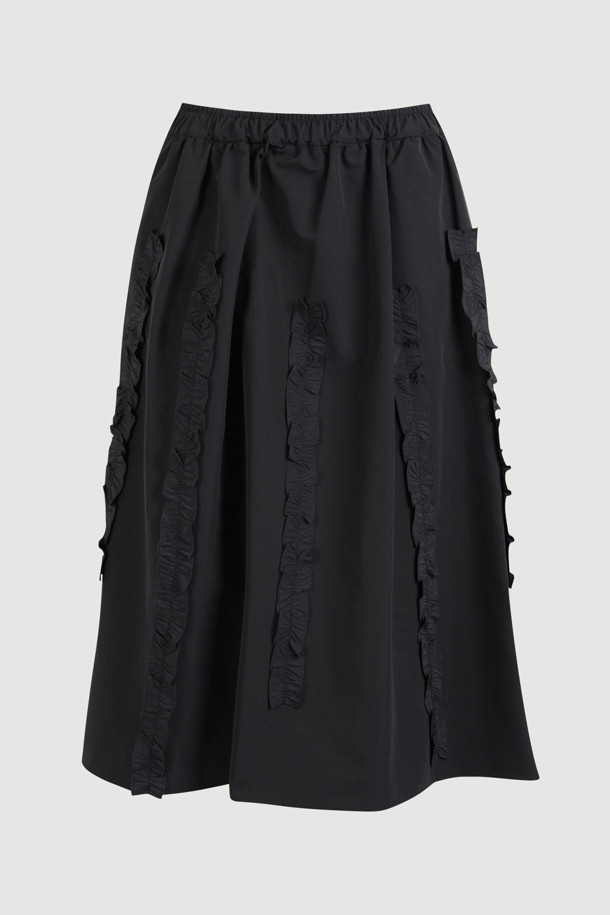 **프릴 포인트 밴딩 롱 스커트 (블랙)**는 여성스러운 무드를 연출하는 캐주얼 스타일의 롱 스커트입니다. 면과 폴리에스테르 혼방 소재로 제작되어 편안한 착용감을 선사하며, 사계절 내내 활용하기 좋습니다. A라인 핏에 프릴 디테일이 더해져 볼륨감 있는 실루엣을 완성하며, 밴딩 허리 디자인으로 편안함을 더했습니다. 데이트룩, 산책룩 등 다양한 TPO에 미니멀, 클래식 스타일로 연출하여 세련된 분위기를 낼 수 있습니다. 블랙 컬러의 무지 디자인으로 어떤 상의와도 매치하기 용이하여 활용도가 높습니다.
