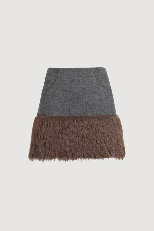 멜란지 그레이 컬러의 페이크 퍼 미니 스커트입니다. 울 혼방 소재의 부드러운 촉감과 두꺼운 두께감으로 가을, 겨울철 따뜻하게 착용할 수 있습니다. 캐주얼, 클래식, 미니멀 스타일 모두 소화 가능하며, A라인 핏과 세미 A라인 핏으로 여성스러운 실루엣을 연출합니다. 페이크 퍼 배색 디테일과 뒤 중심 지퍼 디테일이 돋보이며, 모임룩으로 활용하기 좋습니다. 트윌 조직과 뒤판 개발 텍션지를 사용하여 제작되었으며, 필링에 유의하여 관리해야 합니다.
