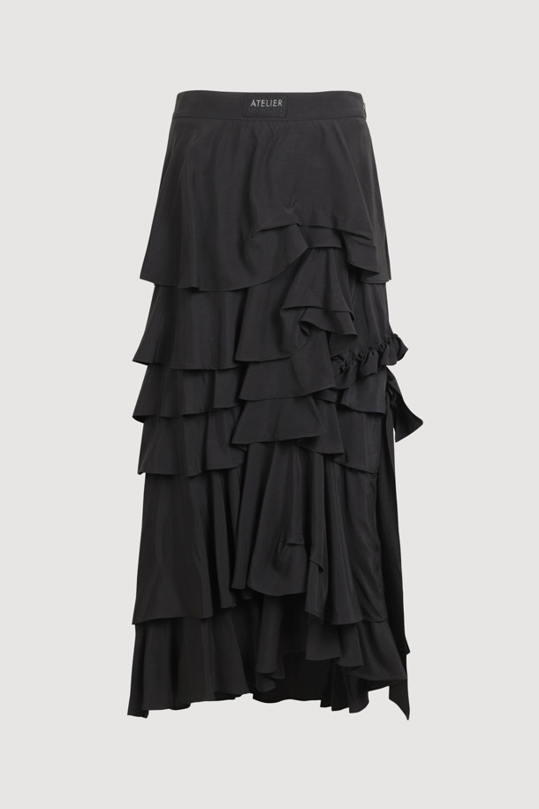 [Atelier] 프릴 포인트 롱 스커트 (블랙)는 여성 고객을 위한 클래식하고 유니크한 스타일의 롱 스커트입니다. 부드러운 레이온 소재로 제작되어 사계절 내내 편안하게 착용할 수 있으며, 세미 A라인 핏으로 여성스러운 실루엣을 연출합니다. 밑단 트임과 리본, 프릴 디테일이 돋보이며, 옆 지퍼로 간편하게 착용할 수 있습니다. 데이트룩, 카페룩, 모임룩 등 다양한 TPO에 활용 가능하며, 미니멀, 시크 스타일을 선호하는 분들께 추천합니다. 활동성이 좋아 편안하게 움직일 수 있으며, 다양한 상의와 매치하여 폭넓은 스타일을 연출할 수 있습니다.
