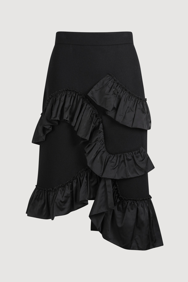 [Atelier] 프릴 포인트 미디 스커트 (블랙)는 울 소재로 제작되어 부드러운 촉감과 따뜻함을 선사합니다. H라인의 슬림핏으로 클래식하면서도 우아한 스타일을 연출하며, 두꺼운 두께감으로 가을, 겨울 시즌에 적합합니다. 언밸런스 프릴과 아웃포켓 디테일이 돋보이며, 뒷중심 지퍼로 간편하게 착용할 수 있습니다. 무지 디자인에 프릴 덧장 디테일이 더해져 세련된 포인트를 더하며, 오피스룩, 모임룩, 겨울 데일리룩 등 다양한 TPO에 활용 가능합니다. 미니멀하고 시크한 스타일을 즐기는 여성분들께 추천합니다.
