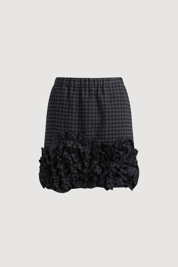 [Atelier] 프릴 포인트 체크 밴딩 미니 스커트 (멀티 컬러)는 가을, 겨울 시즌에 유니크하고 스타일리시한 룩을 연출해 줍니다. 울 50% 함유로 보온성을 높였으며, 허리 밴딩과 슬림핏으로 편안한 착용감을 선사합니다. 언밸런스한 프릴 디테일이 돋보이는 H라인 미니스커트로 데이트룩, 모임룩, 겨울 데일리룩에 적합합니다. 클래식, 시크, 미니멀 스타일을 즐기는 여성분들께 추천합니다. 체크 패턴과 두꺼운 두께감으로 세련된 분위기를 더했습니다.
