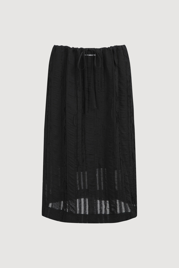 Lace Banding 미디 스커트 (블랙)는 페미닌하고 캐주얼한 무드를 동시에 연출하는 여성용 미디 스커트입니다. 부드러운 폴리에스터와 레이스 소재로 제작되어 얇고 시원하며, 허리 스트링과 레터링 테이프 디자인으로 포인트를 더했습니다. H라인의 레귤러핏으로, 무릎 아래 기장과 레이스 & 도트 패턴이 어우러져 사계절 내내 다양한 스타일로 활용하기 좋습니다.

