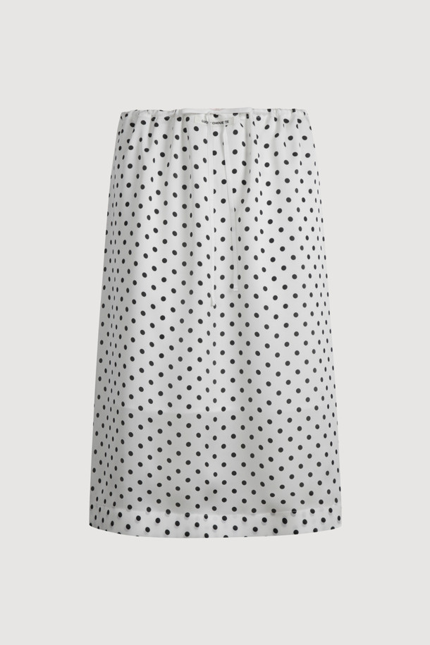 도트 밴딩 미디 스커트 (아이보리)는 여성스러운 무드와 캐주얼함을 동시에 연출할 수 있는 미디 스커트입니다. 부드러운 촉감의 폴리에스터, 사틴 혼방 소재로 제작되어 편안한 착용감을 선사하며, 은은한 광택감이 고급스러운 분위기를 더합니다. 허리 스트링 디테일과 허리 중심 레터링 테이프로 포인트를 주어, H라인 핏으로 다리가 길어 보이는 효과를 줍니다. 일상, 데이트룩, 카페룩, 쇼핑룩 등 다양한 TPO에 활용 가능하며, 캐주얼, 클래식, 로맨틱 스타일을 모두 소화할 수 있습니다. 무릎 아래 기장의 아이보리 컬러 도트 패턴 스커트로, 봄, 여름 계절에 산뜻하게 즐길 수 있습니다.
