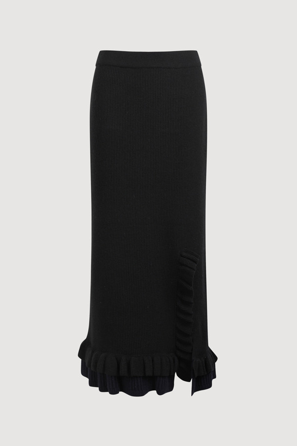 블랙 프릴 롱 니트 스커트는 가을, 겨울 시즌에 어울리는 여성용 스커트입니다. 울, 캐시미어, 나일론 혼방의 부드러운 소재와 두꺼운 두께감으로 따뜻하고 포근한 착용감을 선사합니다. A라인 핏에 허리 밴딩, 사이드 트임, 러플 디테일이 더해져 엘레강스한 무드를 연출하며, 데이트룩, 모임룩, 오피스룩 등 다양한 TPO에 활용 가능합니다. 미니멀, 클래식, 시크 스타일을 즐겨 입는 분들께 추천하며, 세트 상품으로도 연출할 수 있습니다. 맥시 기장으로 우아함을 더해줍니다.
