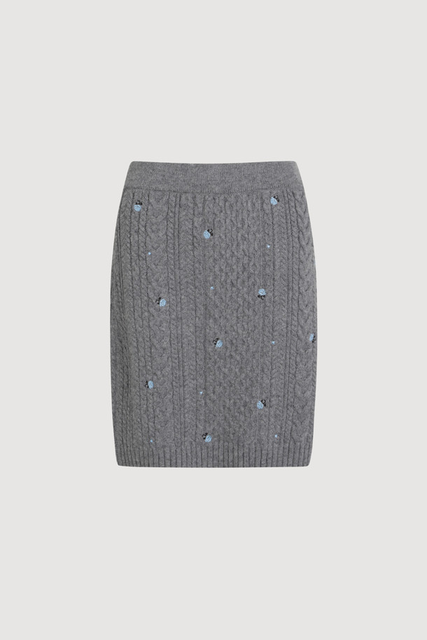 멜란지 그레이 컬러의 케이블 자수 니트 스커트입니다. 울, 캐시미어, 나일론 혼방 소재로 제작되어 부드러운 촉감과 따뜻함을 선사합니다. H라인 핏의 미니스커트로, 허리 밴딩과 케이블, 플라워 자수 디테일이 돋보입니다. 가을, 겨울 시즌 데이트룩, 모임룩, 클래식, 미니멀, 캐주얼 스타일 모두 소화 가능한 아이템입니다. 니팅 조직감이 포근한 분위기를 더합니다.
