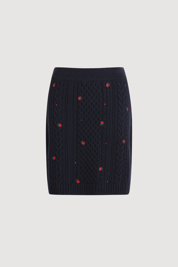 다크 네이비 컬러의 케이블 자수 니트 스커트입니다. 울, 캐시미어, 나일론 혼방 소재로 제작되어 부드러운 촉감과 두꺼운 두께감으로 따뜻하게 착용할 수 있습니다. H라인 미니스커트 디자인에 허리 밴딩, 자수 디테일, 니트 조직감이 더해져 미니멀하면서도 베이직한 스타일을 연출합니다. 가을, 겨울 시즌 데이트룩, 출근룩, 모임룩 등 다양한 TPO에 클래식, 미니멀, 시크한 무드로 활용하기 좋습니다. 레귤러핏으로 편안하게 착용 가능하며, 케이블 패턴과 플라워 자수 무늬가 특징입니다.
