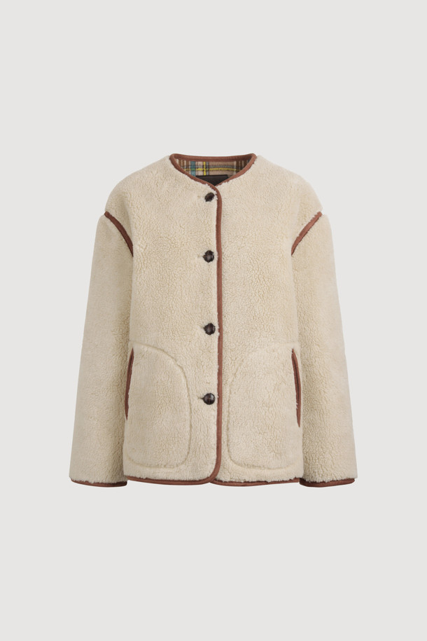 라운드 넥 페이크 퍼 점퍼 (라이트 베이지)는 부드러운 촉감의 페이크 퍼 소재로 제작되어 가을과 겨울에 따뜻하게 입을 수 있는 여성용 점퍼입니다. 힙 기장의 박시 핏 디자인으로 캐주얼하면서도 클래식한 스타일을 연출하며, 양면 착용이 가능하여 다양한 분위기를 낼 수 있습니다. 라이트 베이지 컬러의 무지 디자인은 어떤 옷에도 잘 어울리며, 버튼 여밈 방식과 긴 소매 기장으로 편안함을 더했습니다. 스웨이드 파이핑 디테일이 고급스러움을 더하며, 겨울 데일리룩, 모임룩, 데이트룩 등 다양한 TPO에 활용하기 좋습니다.
