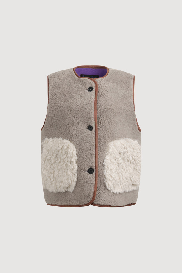 "Re-Order" 라운드 넥 페이크 퍼 머스탱 베스트 (다크 베이지)는 부드러운 페이크 퍼와 스웨이드 소재로 제작되어 포근한 착용감을 선사합니다. 숏 기장에 힙을 살짝 덮는 기장감으로, 캐주얼과 스트릿 스타일을 넘나들며 다양한 룩에 활용하기 좋습니다. 안감은 플리스, 두꺼운 두께감으로 가을, 겨울 시즌 따뜻하게 입을 수 있으며, 아웃포켓과 소뿔 단추, 후드 디자인으로 포인트를 더했습니다. 여유로운 핏과 민소매 디자인으로 활동성을 높여 겨울 데일리룩, 동네 마실룩, 산책룩에 편안하게 매치할 수 있습니다.
