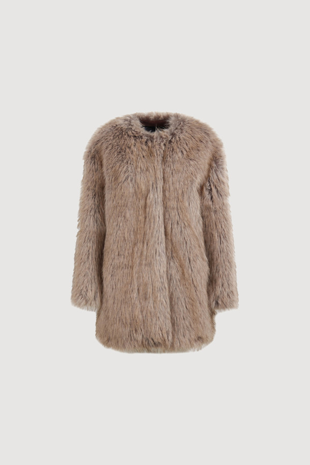 Fake Fox 노 칼라 코트 (브라운)는 부드러운 페이크 퍼와 페이크 폭스 소재로 제작되어 포근한 착용감을 선사합니다. 무릎 기장의 오버핏 디자인으로, 스타일리시하면서도 유니크한 분위기를 연출하며, 노 칼라 타입의 캐스카 여밈 방식으로 편안하게 착용할 수 있습니다. 가을, 겨울 시즌에 어울리는 두꺼운 두께감으로 보온성을 높였으며, 로고 패턴 안감으로 고급스러움을 더했습니다. 데이트룩, 모임룩, 연말 모임룩 등 다양한 TPO에 활용 가능하며, 클래식, 미니멀, 시크 스타일을 즐겨 입는 여성분들께 추천합니다. 브라운 컬러의 무지 디자인은 어떤 스타일에도 쉽게 매치할 수 있어 활용도가 높습니다.
