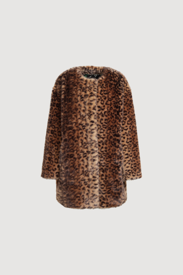 세련된 분위기를 연출하는 페이크 폭스 노 칼라 코트입니다. 오버핏 디자인에 무릎 기장으로, 겨울철 따뜻함과 스타일리시함을 동시에 잡았습니다. 멀티컬러와 레오파드 패턴으로 유니크함을 더하며, 부드러운 페이크 퍼 소재가 포근한 착용감을 선사합니다. 가볍고 풍성한 실루엣에 럭키 로고 패턴 안감으로 포인트를 주어 고급스러운 무드를 연출합니다. 모임룩, 연말 모임룩에 시크하고 클래식한 스타일을 더해보세요.
