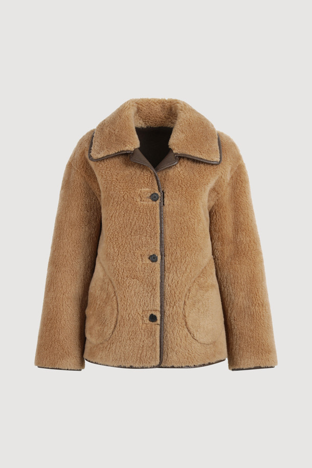 포근하고 부드러운 페이크 퍼 소재의 카멜 컬러 점퍼입니다. 캐주얼, 미니멀, 클래식 스타일을 아우르며, 가을, 겨울 시즌 데이트룩, 모임룩에 활용하기 좋습니다. 크롭 기장에 루즈핏 또는 오버핏으로 연출 가능하며, 2WAY 착용 가능한 리버시블 디자인과 아웃포켓, 페이크 레더 파이핑 디테일이 특징입니다. 긴 소매에 버튼 여밈 방식으로 편안하게 착용할 수 있습니다. 두께감 있는 소재로 따뜻함과 스타일을 동시에 잡아보세요.
