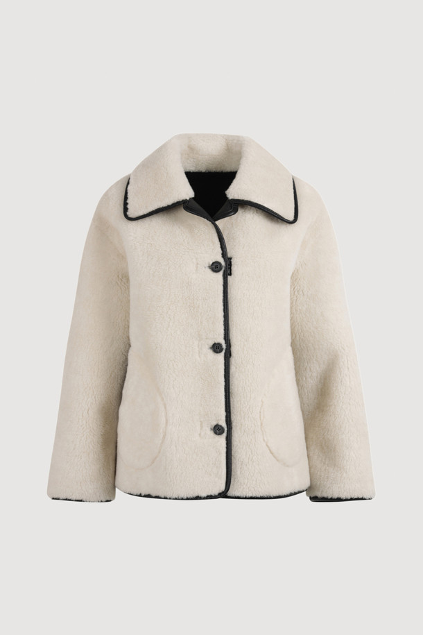 아이보리 컬러의 페이크 퍼 점퍼입니다. 부드러운 촉감의 페이크 퍼 소재로 제작되었으며, 가을과 겨울에 따뜻하게 착용할 수 있습니다. 캐주얼 스타일의 무지 디자인으로, 루즈핏과 오버핏 두 가지 핏으로 연출 가능합니다. 페이크 레더 파이핑 디테일과 아웃포켓, 2WAY 착용이 가능한 점이 특징입니다. 데이트룩, 모임룩, 캐주얼, 미니멀, 클래식 스타일을 즐겨 입는 여성분들께 추천합니다.
