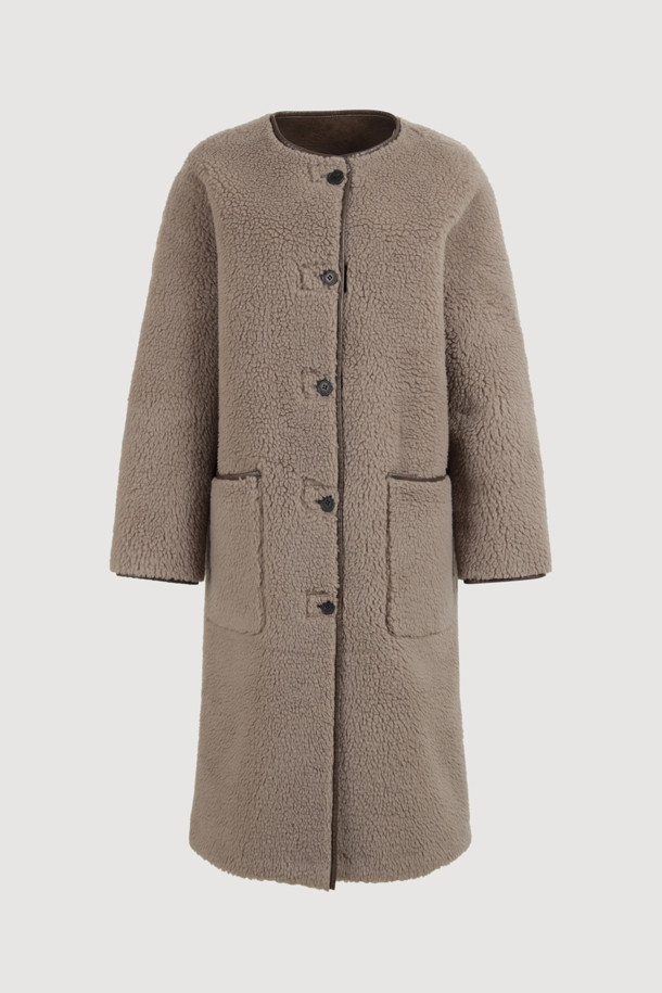 부드러운 촉감의 브라운 컬러 페이크 퍼 롱 코트입니다. 오버핏 디자인에 맥시 기장으로, 가을과 겨울에 따뜻하게 착용할 수 있습니다. 겉감은 울, 인조가죽, 퍼 소재로, 안감은 리버시블 디자인으로 제작되어 다양한 스타일을 연출할 수 있습니다. 싱글 버튼 여밈 방식과 아웃포켓 디테일이 돋보이며, 데이트룩, 캐주얼, 클래식, 미니멀 스타일 모두 소화 가능합니다. 시어링 코트 스타일로, 페이크 레더 마감 처리된 오버사이즈 코트입니다.
