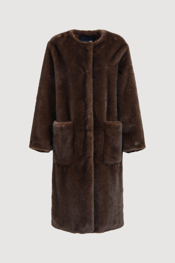 Fake 밍크 롱 코트(브라운)는 우아하고 클래식한 스타일을 연출하는 여성용 코트입니다. 부드러운 촉감의 폴리에스테르와 밍크 소재로 제작되어 가을, 겨울 시즌에 따뜻하게 착용할 수 있습니다. 롱 기장의 슬림핏 디자인으로, 라운드넥과 아웃포켓 디테일이 돋보입니다. 럭키(LUCKY) 로고 패턴 안감과 캐스카로 오픈 클로징 방식으로 고급스러움을 더했습니다. 모임룩, 연말 모임룩, 오피스룩 등 다양한 TPO에 미니멀하고 세련된 스타일을 완성해 보세요.
