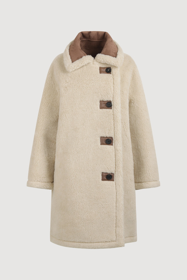 라이트 베이지 컬러의 페이크 퍼 테디베어 코트입니다. 부드러운 촉감의 페이크 퍼와 울 소재 혼방으로 제작되어 포근함을 선사하며, 가을과 겨울에 따뜻하게 착용하기 좋습니다. 롱 기장에 오버사이즈 실루엣, 코쿤 핏으로 편안하면서도 스타일리시한 연출이 가능합니다. 양면 착용이 가능한 리버시블 디자인으로, 하이넥 스타일과 소뿔 단추 여밈 디테일이 특징입니다. 출근룩, 모임룩, 데이트룩 등 다양한 TPO에 클래식, 캐주얼, 미니멀 스타일로 활용해 보세요.
