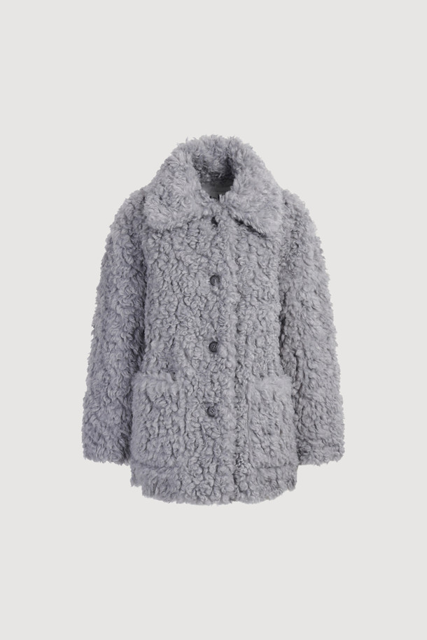 페이크 울 카라 퍼 점퍼 (라이트 그레이)는 부드러운 촉감의 페이크 퍼와 시어링 소재를 사용하여 포근함을 더한 여성용 점퍼입니다. 가을과 겨울에 어울리는 두꺼운 두께감으로 따뜻하게 착용할 수 있으며, 오버핏과 코쿤핏으로 편안한 착용감을 선사합니다. 빅 사이즈 카라와 아웃포켓, 소뿔 단추 디테일이 돋보이며, 턴업 소매로 다양한 스타일 연출이 가능합니다. 데이트룩, 모임룩 등 특별한 날은 물론 캐주얼, 클래식, 미니멀 스타일에도 잘 어울리는 다용도 아우터입니다. 라이트 그레이 컬러로 어떤 옷에도 쉽게 매치할 수 있어 활용도가 높습니다.
