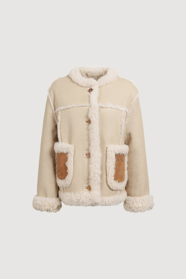 [Atelier] 램스킨 무스탕 재킷 (라이트 베이지)는 페미닌하고 고급스러운 무드를 연출하는 여성용 아우터입니다. 가을과 겨울, 데이트룩, 모임룩, 연말 모임룩에 적합하며, 클래식, 미니멀, 시크 스타일에 잘 어울립니다. 부드러운 램스킨과 스웨이드 소재를 사용하여 촉감이 뛰어나고, 루즈핏에 싱글 버튼 여밈 방식으로 편안하게 착용할 수 있습니다. 양쪽 배색 스웨이드 아웃포켓과 ATELIER 로고 장식, FUR 믹스로 디자인의 완성도를 높였습니다. 두꺼운 두께감으로 보온성을 더했으며, 긴 소매 기장과 레귤러 기장으로 어떤 스타일에도 잘 어울리는 활용도 높은 무스탕입니다.
