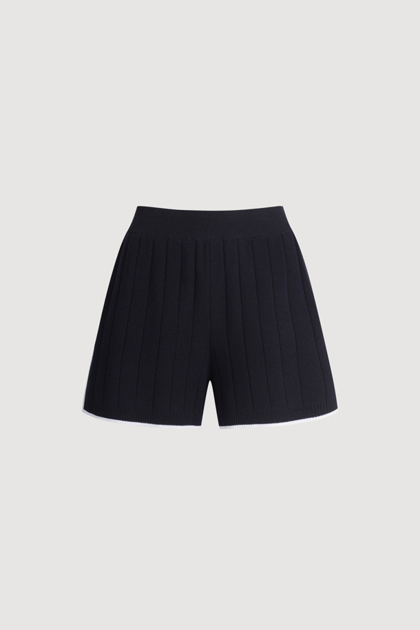 다크 네이비 컬러의 [Re-Order] Color Piping Knit Shorts는 여름철 시원하게 즐길 수 있는 여성용 니트 쇼츠입니다. 얇고 시원한 촉감의 니트 소재에 레귤러 핏으로 편안함을 더했으며, 컬러 파이핑 디테일과 세로 조직감, 볼륨감 있는 조직으로 포인트를 주어 캐주얼한 스타일을 연출합니다. 체형 커버에도 효과적인, 데일리하게 활용하기 좋은 무지 디자인의 숏 기장 바지입니다.
