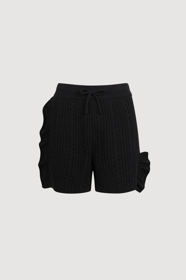 Entry Side Frill Knit Shorts (블랙)는 부드러운 울 혼방 소재로 제작되어 봄, 가을에 착용하기 좋은 여성 니트 쇼츠입니다. 허리 이밴딩과 옆라인 프릴 디테일이 캐주얼하면서도 유니크한 스타일을 연출하며, 케이블 및 스트라이프 패턴의 립 조직이 특징입니다. 레귤러핏으로 편안하게 착용 가능하며, 동네 마실룩, 집콕룩, 카페룩 등 다양한 TPO에 활용하기 좋습니다. 캐주얼, 미니멀, 클래식 스타일을 즐겨 입는 분들께 추천합니다.
