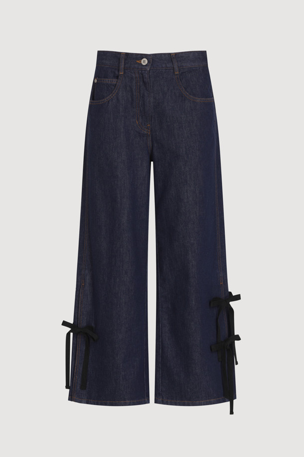 럭키슈에뜨 Side Ribbon Wide Denim Pants (dark blue)는 여성용 와이드핏 데님 팬츠입니다. 양 사이드 리본 디테일과 럭키슈에뜨 로고 캔톤, 리벳 장식, 뒤 포켓 개발 스티치 자수가 특징이며, 캐주얼 및 스트릿 스타일 연출에 용이합니다. 봄, 여름, 가을 시즌 일상복으로 활용하기 좋으며, 맥시 기장의 다크 블루 컬러 데님 소재로 제작되었습니다.
