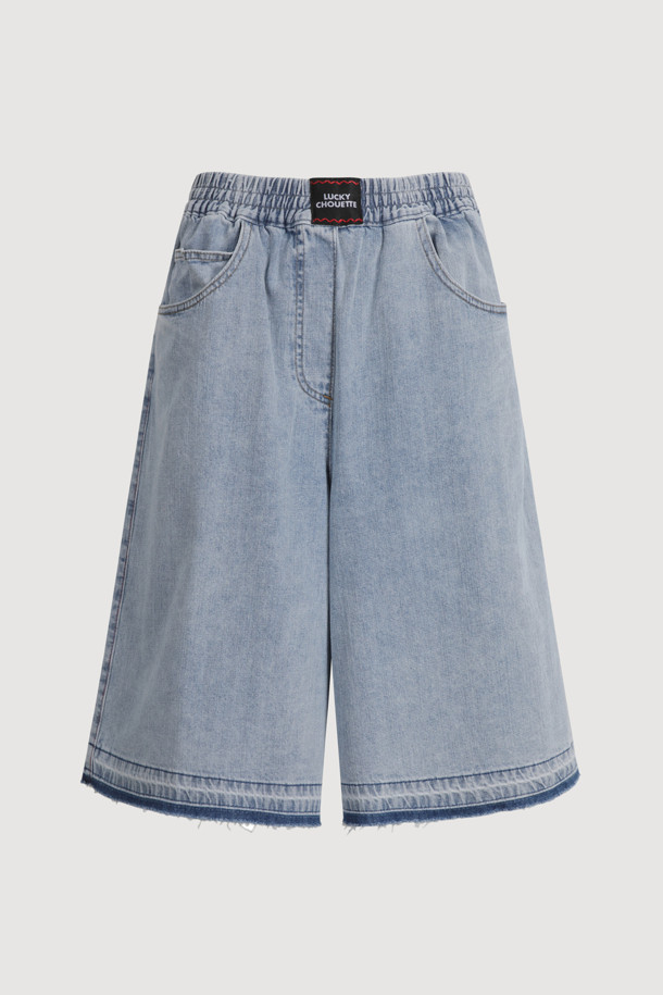 [Re-Order] Midi Banding Denim Pants (blue)는 캐주얼한 스타일의 여성 데님 숏팬츠입니다. 무릎 위 기장으로 시원하게 착용 가능하며, 밴딩 허리 디자인과 루즈핏으로 편안함을 더했습니다. 앞 중심 개발 라벨과 뒤 포켓 스티치 자수 디테일이 돋보이며, 크롭 티셔츠와 함께 코디하여 더욱 스타일리시하게 연출할 수 있습니다.
