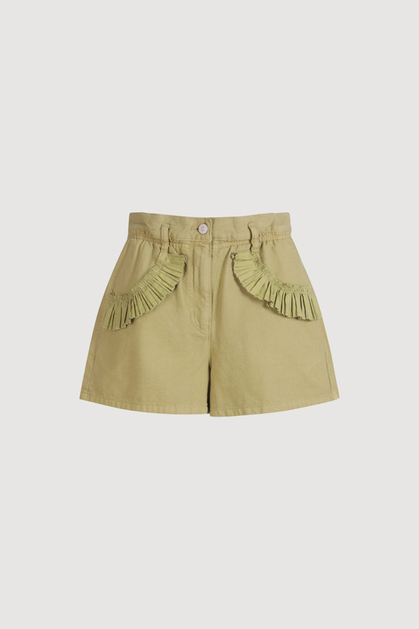 올리브 컬러의 Pleats Point Inside Banding 데님 숏팬츠입니다. 앞 중심 지퍼와 속 허리 밴딩으로 편안한 착용감을 선사하며, 럭키슈에뜨 로고 캔톤으로 포인트를 더했습니다. 포켓 주름 배색 디테일이 돋보이는 캐주얼 스타일로, 봄, 여름 데일리룩에 활용하기 좋습니다.
