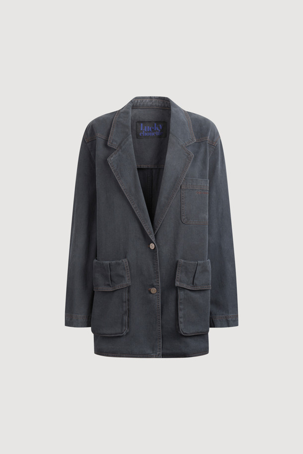 다크 그레이 컬러의 Pocket Point 워싱 데님 재킷입니다. 캐주얼 및 스트릿 스타일을 즐기는 분들께 적합하며, 봄, 가을 시즌에 활용하기 좋습니다. 오버핏으로 제작되어 편안한 착용감을 선사하며, 워싱 가공과 빅 아웃포켓, 턱 디테일이 특징입니다. 데이트룩이나 쇼핑룩에 코디하여 개성 있는 스타일을 연출해보세요. 긴 소매와 버튼 여밈 방식의 레귤러 기장 디자인입니다.
