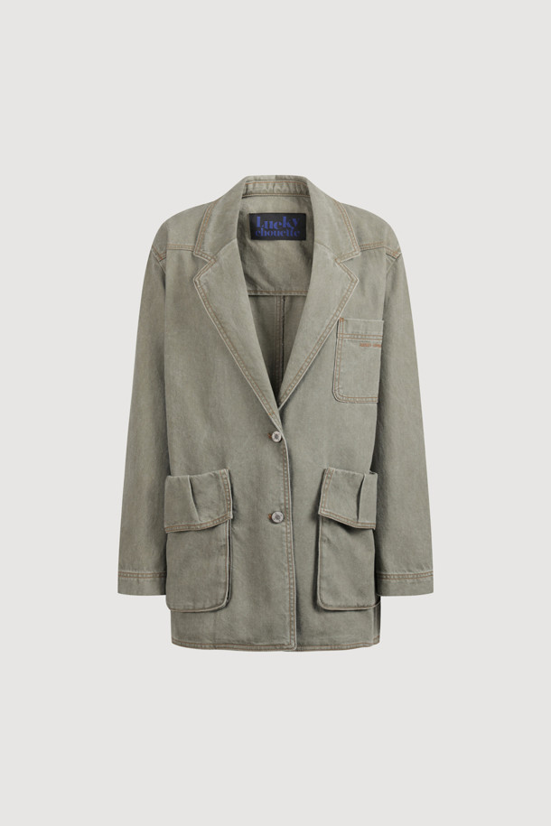 포켓 포인트 워싱 데님 재킷 (카키)은 캐주얼한 무드를 연출하는 데님 소재의 오버핏 재킷입니다. 봄, 가을에 착용하기 좋으며, 워싱 처리된 데님 특유의 빈티지한 멋을 느낄 수 있습니다. 빅 아웃포켓과 턱 디테일, 금속 단추, 피그먼트 염색 기법으로 디자인의 완성도를 높였습니다. 동네 마실룩이나 봄 소풍룩에 잘 어울리며, 미니멀, 워크웨어 스타일을 즐겨 입는 분들께 추천합니다. 넉넉한 기장감과 긴 소매로 편안한 착용감을 선사합니다.
