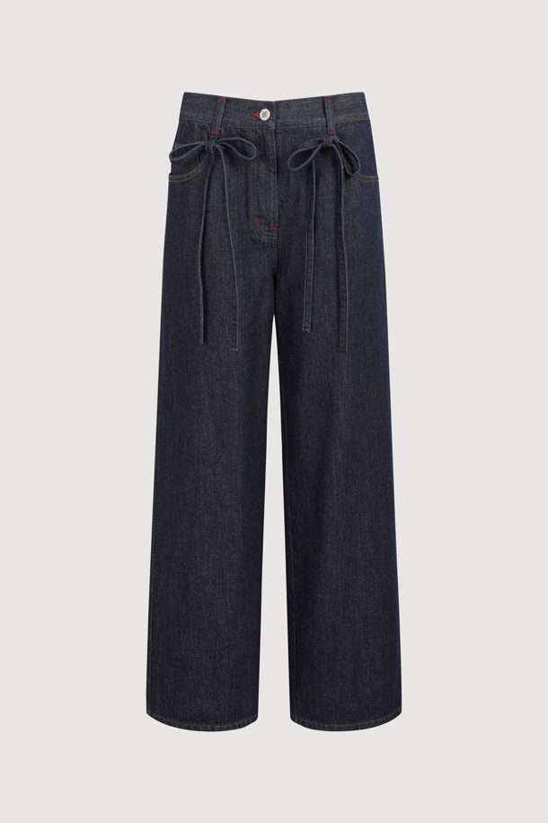 리본 포인트 인디고 데님 팬츠 (다크 블루)는 캐주얼, 미니멀, 클래식 스타일을 아우르는 여성 데님 팬츠입니다. 사계절 착용 가능하며, 와이드핏 맥시 기장으로 편안하면서도 세련된 실루엣을 연출합니다. 다크 블루 컬러의 무지 데님 소재로 제작되었으며, 앞 중심 지퍼 클로징과 앞 벨트고리 리본 디테일로 포인트를 더했습니다. 뒤판 개발 텍션지와 뒤 포켓 개발 자수 디자인으로 밋밋함을 덜어냈습니다. 데이트룩과 쇼핑룩에 활용하기 좋습니다.
