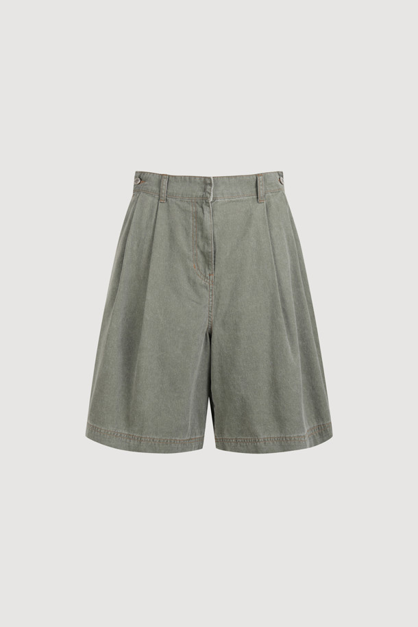 워싱 데님 백 밴딩 쇼츠 (khaki)는 캐주얼한 스타일을 연출하기 좋은 데님 숏팬츠입니다. 봄, 여름 시즌에 적합하며, 유니섹스 디자인으로 누구나 편안하게 착용할 수 있습니다. 톤 다운된 카키 컬러에 무지 패턴으로 어떤 상의와도 잘 어울립니다. 뒷밴딩 처리로 편안한 착용감을 제공하며, 앞 중심 지퍼와 로고 캔톤 장식, 앞 턱 디테일이 더해져 밋밋함을 덜었습니다. 동네 마실룩, 여행룩, 휴가룩 등 다양한 TPO에 활용하여 개성 있는 스타일을 완성해보세요.
