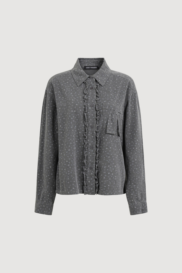 리본 포인트 데님 블라우스 (grey)는 캐주얼한 무드의 여성 블라우스입니다. 봄, 가을에 어울리는 긴소매 디자인으로, 데님 소재와 루즈핏이 편안한 착용감을 선사합니다. 무지 패턴에 리본, 프릴, 포켓, 버튼 디테일이 더해져 여성스러운 포인트를 더했습니다. 데이트룩, 봄 소풍룩에 어울리는 스타일로, 캐주얼, 미니멀, 클래식 스타일을 연출하기 좋습니다. 버튼으로 여밈이 가능합니다.
