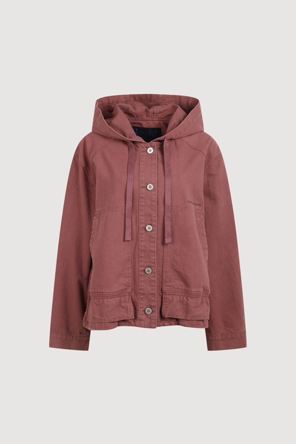 Color 워싱 데님 후드 점퍼 (핑크)는 캐주얼한 스타일을 즐기는 여성들을 위한 데님 점퍼입니다. 핑크 컬러에 워싱 가공을 더해 빈티지한 무드를 연출하며, 루즈핏으로 편안한 착용감을 선사합니다. 후드 디자인과 빅 아웃포켓, 러플 디테일이 여성스러움을 더하고, 스트링 밑단으로 핏 조절이 가능합니다. 봄, 가을 시즌에 동네 마실룩이나 봄 소풍룩으로 활용하기 좋으며, 미니멀한 스타일을 선호하는 분들께 추천합니다. 긴 소매, 지퍼형 여밈으로 실용성을 더한 데님 점퍼입니다.
