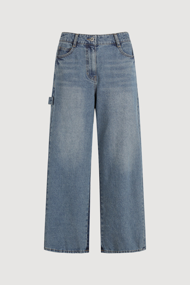 컬러 블록 백 밴딩 데님 팬츠 (블루)는 유니크함과 캐주얼 무드를 동시에 선사하는 여성 데님 팬츠입니다. 앞뒤 다른 워싱 컬러 믹스로 개성 있는 스타일을 연출하며, 밴딩 처리로 편안한 착용감을 제공합니다. 스트레이트 핏으로 다리 라인을 자연스럽게 잡아주며, 봄, 가을 시즌에 적합합니다. 데이트룩, 쇼핑룩 등 다양한 TPO에 활용 가능하며, 캐주얼, 미니멀, 스트리트 스타일을 즐겨 입는 분들께 추천합니다. 로고 캔톤, 리벳, 비죠 디테일이 더해져 밋밋함을 덜었습니다.
