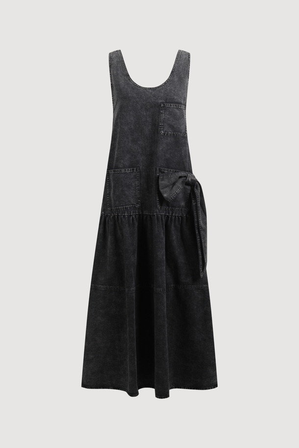 [Re-Order] 레이어드 데님 롱 드레스 (블랙)는 캐주얼, 클래식, 미니멀 스타일을 아우르는 여성 데님 원피스입니다. 봄, 가을에 어울리는 두꺼운 두께감의 블랙 컬러 무지 데님 소재로, 뻣뻣한 촉감이 특징입니다. A라인 핏의 맥시 기장으로, 스퀘어넥과 민소매 디자인이 시원한 느낌을 주며, 데이트룩과 쇼핑룩에 적합합니다. 뒷면 금속 지퍼, 로고 리벳 장식, 앞 포켓 리본 디테일, 허리 셔링 디테일이 더해져 밋밋함을 덜었습니다. 루즈핏으로 편안하면서도 세련된 스타일을 연출할 수 있습니다.
