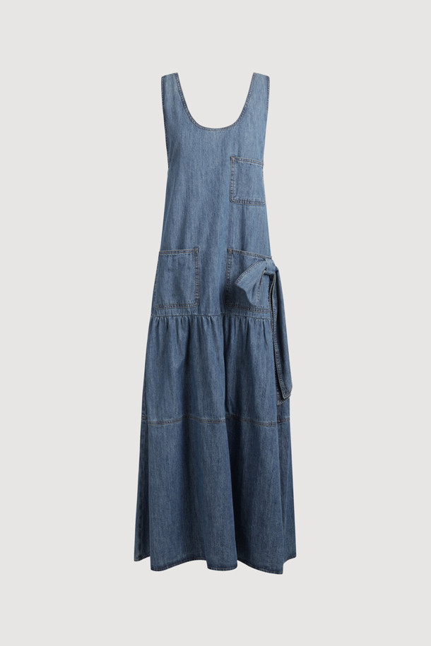레이어드 데님 롱 드레스 (블루)는 여성스러운 실루엣을 연출해 주는 맥시 기장의 데님 원피스입니다. 캐주얼, 클래식 스타일을 모두 소화할 수 있으며, 봄, 가을에 데이트룩, 카페룩, 봄 소풍룩으로 활용하기 좋습니다. 루즈핏 A라인으로 편안한 착용감을 선사하며, 뻣뻣한 촉감의 데님 소재로 제작되었습니다. 라운드넥 민소매 디자인에 뒷면 지퍼, 로고 리벳, 앞면 포켓, 리본 장식, 허리 셔링 디테일이 더해져 포인트를 더합니다.
